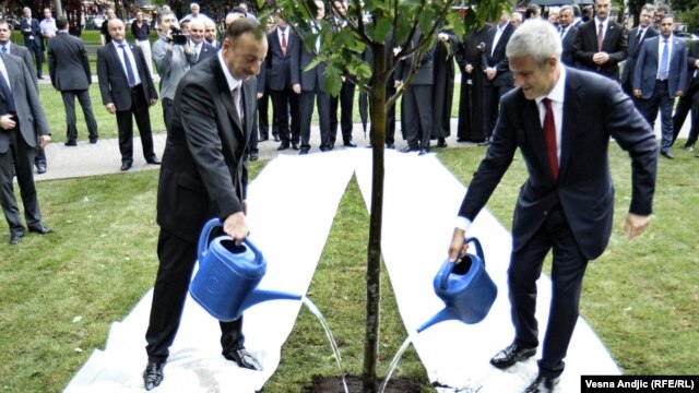 Bivši predsednik Srbije Boris Tadić i predsednik Azerbejdžana Ilham Alijev na otvaranju obnovljenog parka Tašmajdan u Beogradu, jun 2011.