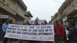 Pamje e protestave kundër presidentit sirian Bashar al-Assad në një lokalitet afër qytetit Idlib