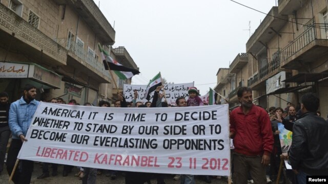 Pamje e protestave kundër presidentit sirian Bashar al-Assad në një lokalitet afër qytetit Idlib