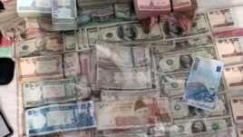 Real and counterfeit banknotes on display in Kabul (file photo)