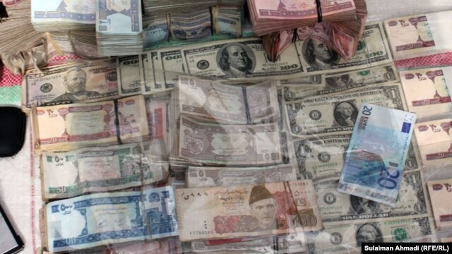 Real and counterfeit banknotes on display in Kabul (file photo)