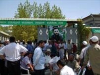 Dushanbe residents mourn Nuri on August 9 (RFE/RL)