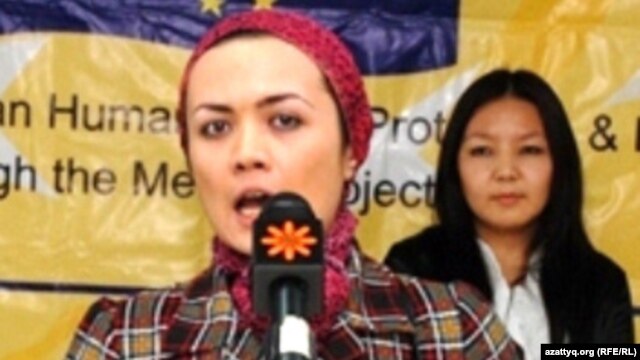 Radio Azattyq reporter Dilbegim Mavloniy receives her award in Bishkek, Kyrzystan. (10Dec2010)