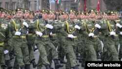 Один из предыдущих военных парадов в Душанбе.