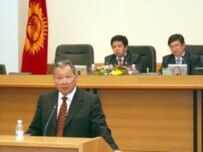 President Bakiev addresses lawmakers on December 4 (RFE/RL)