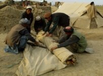 Afghan refugees in November 2001, shortly after the beginning of the U.S.-led campaign to oust the Taliban regime (bymedia)