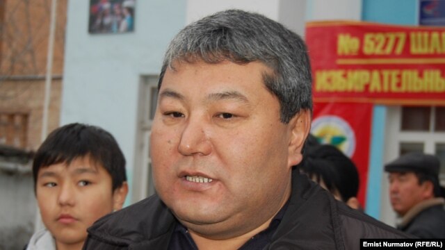 Ош әкімі Мелис Мырзакматов сайлауға келді. Ош, 4 наурыз 2012 жыл.