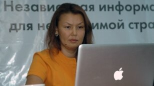 Жамиля Джакишева, жена осужденного топ-менеджера Мухтара Джакишева, отвечает на вопросы читателей радио Азаттык. Алматы, 27 сентября 2010 года.