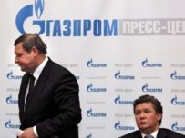 Belarusian Prime Minister Syarhey Sidorski (left) and Gazprom chief Aleksei Miller at a joint press conference in Moscow on January 1 (epa)