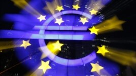 Znak evra ispred sedišta Evropske centralne banke u Frankfurtu
