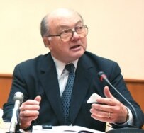 Ambassador Matlock presenting a book in Moscow in November 2005 (ITAR-TASS)