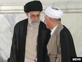 اکبر هاشمی رفسنجانی (راست) همراه با آیت الله علی خامنه ای، رهبر جمهوری اسلامی