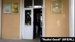У суда района Исмаили Самани в Душанбе.