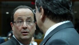 Presidenti i Francës, Francois Hollande, dhe presidenti i Komisionit Evropian, Jose Manuel Barroso, gjatë takimit të liderëve evropianë në Bruksel