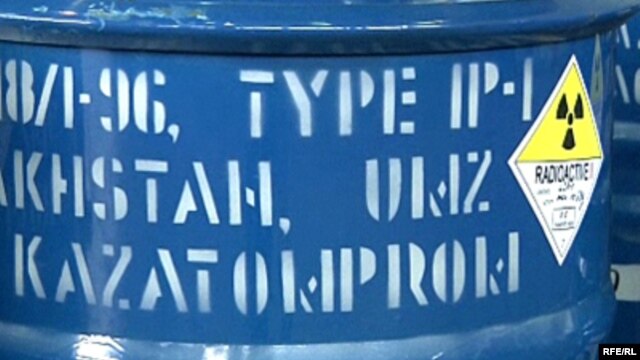 Бочка с радиоактивным материалом на территории Ульбинского металлургического завода в городе Усть-Каменогорске. Иллюстративное фото.