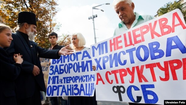 Пікет біля входу у Києво-Печерську лавру. Київ,13 серпня 2014 року