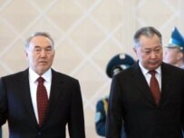 Kazakh President Nursultan Nazarbaev (left) held talks in Astana with visiting Kyrgyz President Kurmanbek Bakiev (official site)