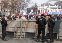 Police set up a cordon between the two rallies (RFE/RL)