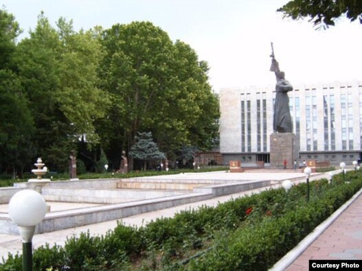 Монумент Защитнику Родины в Ташкенте. Демонтирован 22 ноября 2009 
