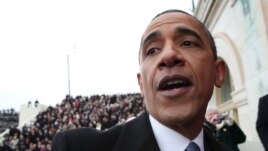 Preşedintele Barack Obama, în mijlocul mulţimii din faţa Capitoliului, după inaugurarea oficială în funcţie