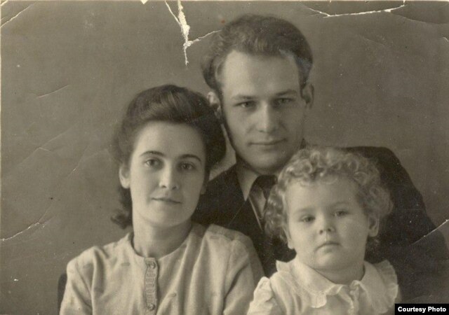 Іван Мележ, жонка Лідзія і дачка Людміла. 1948 г. (з архіву сям’і І. Мележа)