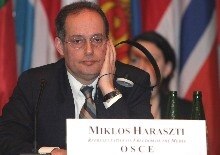 Austria -- Miklos Haraszti, the OSCE Representative on Freedom of the Media, at the winter session of the OSCE Parliamentary Assembly, in Vienna 24 February 2006. (OSCE/Mikhail Evstafiev)