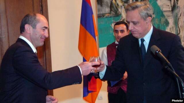 Armenia - President Robert Kocharian (L) and Foreign Minister Vartan Oskanian at an official ceremony in Yerevan, 29Dec2007.