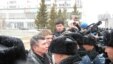 Оппозиционному политику Жасаралу Куанышалину и другим участникам акции полиция преградила дорогу к резиденции президента Казахстана Акорде. Астана, 28 марта 2011 года.
