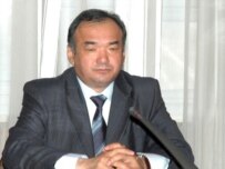 Isabekov speaking with lawmakers on January 26 (RFE/RL)