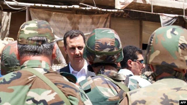 بشار اسد در میان سربازان ارتش سوریه