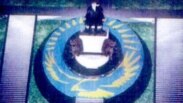 Ескерткіш жобасының бірінде Нұрсұлтан Назарбаевтың тақта отырғаны бейнеленген. Шымкент, 25 мамыр 2009 ж.