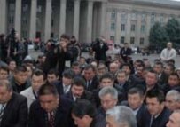 Demonstrators in front of the parliament building today (RFE/RL)