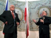 Czech President Vaclav Klaus (left) and his Polish counterpart, Lech Kaczynski, in Warsaw on January 25 (epa)