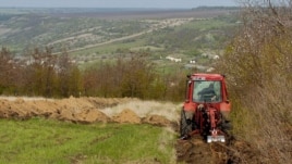 Lucrări de demarcare lângă satul ucrainean Gruşka, pe segmentul transnistrean al frontierei între R.Moldova şi Ucraina. 28 aprilie 2006.