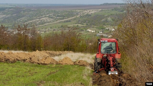 Lucrări de demarcare lângă satul ucrainean Gruşka, pe segmentul transnistrean al frontierei între R.Moldova şi Ucraina. 28 aprilie 2006.