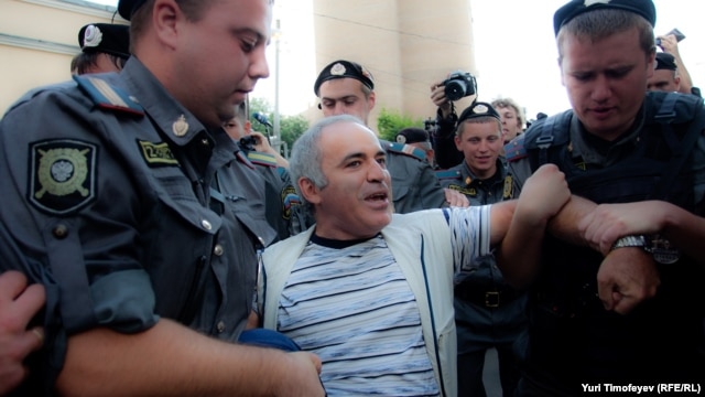 Garry Kasparov (center) being detained in August 2012 near Khamovnichesky court  in Moscow, where he was protesting against the Pussy Riot verdict.