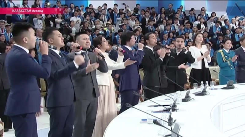 Казахстан славит Назарбаева: ему поют песни и открывают памятники при жизни
