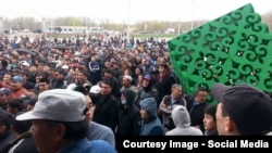 Ақтөбедегі жер дауына байланысты митинг. 27 сәуір 2016 жыл. Сурет Ольга Климонованың Facebookтегі парақшасынан алынды.