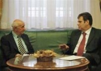 Serbian Prime Minister Kostunica (R) meeting with Meron on 11 November (AFP)