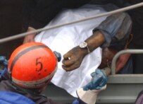 Rescue workers recovering the body of a miner on September 8 (ITAR-TASS)