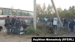 Жолдасбай Ерәлиев ауылдық округі аумағында тәртіп сақтауға жұмылдырылған полиция жасағы. Оңтүстік Қазақстан облысы Мақтарал ауданы Ералиев ауылдық округі, 2 тамыз 2016 жыл. (Көрнекі сурет)