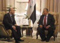 Polish PM Kazimierz Marcinkiewicz (left) and Iraqi PM Jalal Talabani in Baghdad on 22 December 2005 (epa)