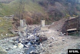 150 min manata başa gələn körpü selin qabağında duruş gətirə bilməyib