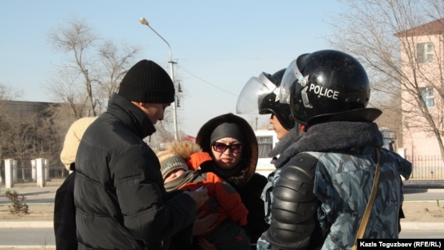 Патрульные проверяют прохожих. Город Жанаозен Мангистауской области, 19 декабря 2011 года.