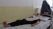 Тахар уәлаятында беймәлім заттан уланып, ауруханада жатқан оқушы қыз. Ауғанстан, 23 мамыр 2012 жыл.