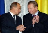 Russian President Putin (left) with outgoing Ukrainian President Kuchma