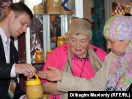 Алматы тұрғындары 'AgroWorld Kazakhstan 2010' көрмесінде бал сатып алып жатыр. Алматы, 2 қараша 2010 жыл