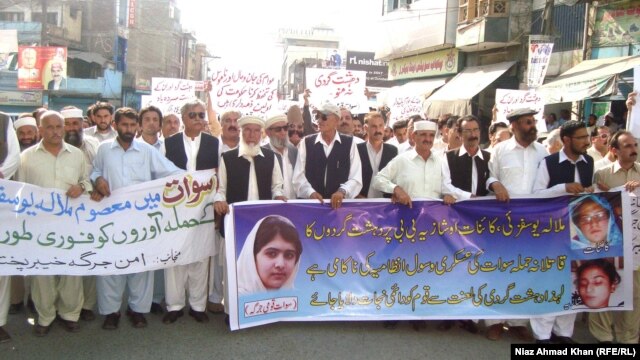Pakistanis express outrage on October 15 with the Taliban militants who attacked 14-year-old Malala Yousafzai and her school bus.