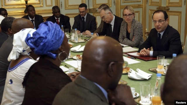 Presidenti francez Francois Hollande në takim me anëtarët e shoqatave maliane në Francë, Paris, 13 janar, 2013