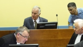 Mladić u sudnici 17. svibnja 2012.